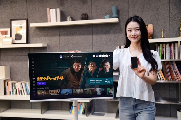 SK브로드밴드는 B tv 무선 셋톱박스와 이동식 TV를 결합해 하나의 세트처럼 이용할 수 있는 ‘B tv 무빙’을 제공한다고 17일 밝혔다. / 사진 SK브로드밴드