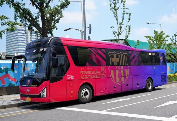 치킨 프랜차이즈 제너시스BBQ 그룹은 29일부터 방한하는 FC바르셀로나 선수단이 이용할 전용 프리미엄 버스를 27일 공개했다. / 사진 제너시스BBQ