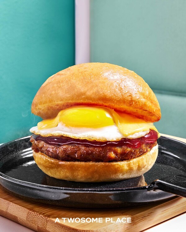 투썸플레이스는 간편하게 한 끼를 해결하는 ‘카페 밀(Café Meal)’ 트렌드에 맞춰 든든하고 합리적으로 즐길 수 있는 신제품 ‘에그 함박 브리오슈 번’을 출시한다고 13일 밝혔다. / 사진 투썸플레이스