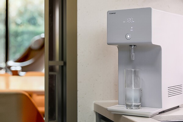 코웨이는 제주신화월드와 함께 코웨이 프리미엄 제품을 한 자리에서 체험할 수 있는 특별 객실 ‘패밀리 스위트 케어링룸’을 선보인다고 15일 밝혔다. / 사진 코웨이