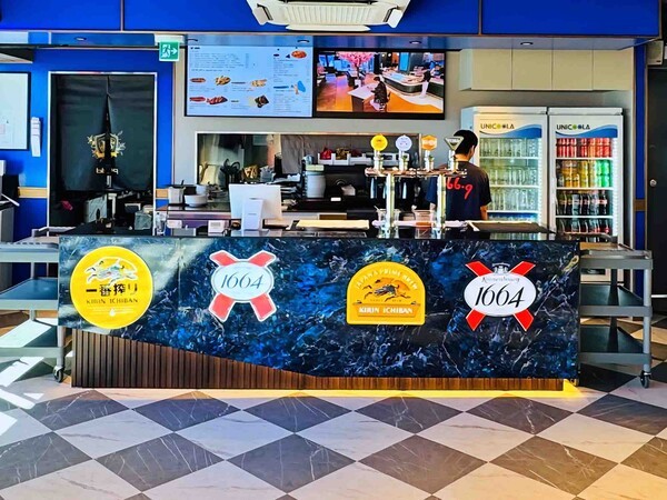 치킨 프랜차이즈 제너시스BBQ 그룹은 18일 정식 운항에 들어가는 ‘한강버스’의 주요 선착장 5곳에 매장을 연다고 17일 밝혔다. / 사진 제너시스BBQ