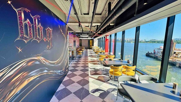 치킨 프랜차이즈 제너시스BBQ 그룹은 18일 정식 운항에 들어가는 ‘한강버스’의 주요 선착장 5곳에 매장을 연다고 17일 밝혔다. / 사진 제너시스BBQ