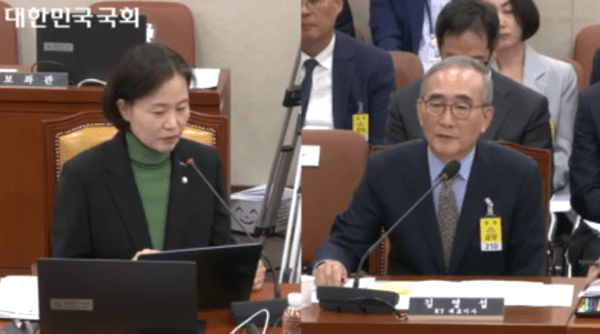 국회 과방위가 24일 서울 여의도 국회에서 개최한 KT 해킹사태 관련 청문회 모습. 사진은 이해민 조국혁신당 의원(왼쪽)과 김영섭 KT 대표 / 사진 국회 인터넷의사중계시스템 갈무리
