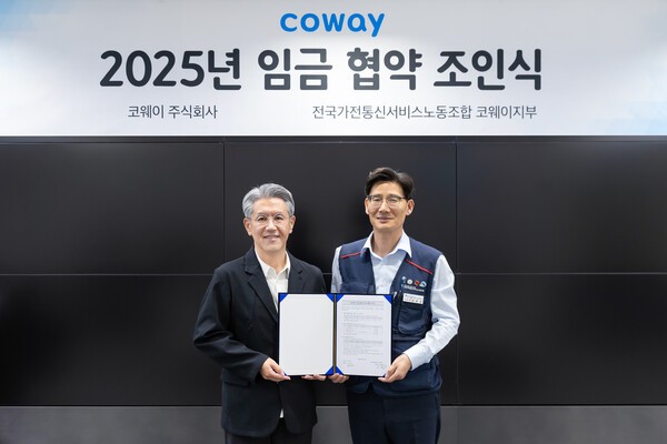 서장원 코웨이 대표(왼쪽)와 임창경 코웨이지부 지부장이