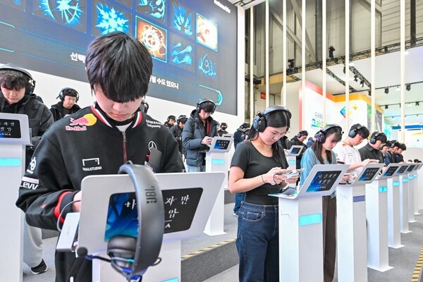 지스타 2025 방문객이 넷마블 시연대에서 나혼자만 레벨업을 즐기는 모습 / 사진 넷마블