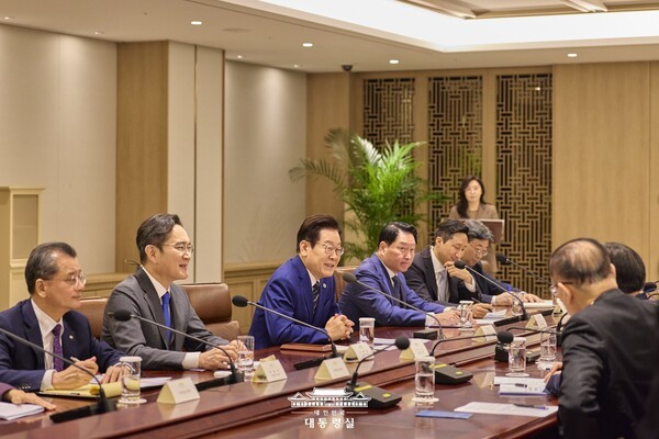 이재명 대통령은 16일 오후 2시부터 용산 대통령실 회의실에서 재계 총수, 정부 관계자 등이 참석한 관세 협상 후속 민관 합동회의를 주재했다. 왼쪽 두번째부터 이재용 삼성전자 회장, 이재명 대통령, 최태원 SK 회장. / 사진 대통령실
