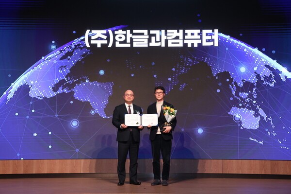 장승현 한컴 AI사업본부장(오른쪽)과 강상엽 코트라 부사장 모습. 한컴은 18일 서울 롯데호텔월드에서 열린 ‘2025년 세계일류상품 인증서 수여식’에서 ‘차세대 세계일류상품’으로 자사의 인공지능(AI) 솔루션 3종이 선정됐다고 19일 밝혔다. / 사진 한컴
