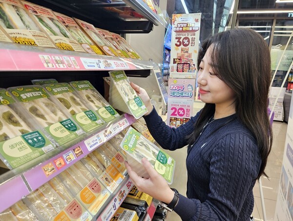 CU가 국내산 생과일을 활용한 샌드위치를 새롭게 출시하며 디저트 샌드위치 시장 공략에 나섰다고 1일 밝혔다.  / 사진 BGF리테일