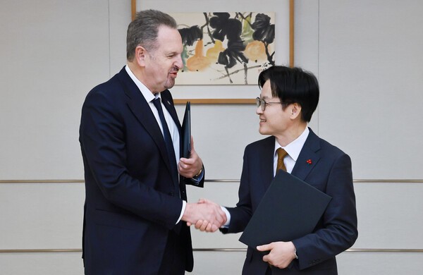 김정관 산업통상부 장관(오른쪽)은 5일 서울 용산구 대통령실 접견실에서 르네 하스(Rene Haas) ARM CEO와 한국 반도체·AI 산업 강화를 위한 양해각서 서명식을 가졌다. / 사진 산업부