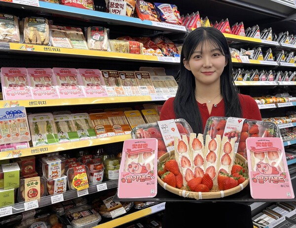 GS리테일이 운영하는 편의점 GS25는 겨울철 대표 디저트로 자리매김한 딸기샌드위치 신제품 ‘맛삼춘 딸기샌드위치’를 출시한다고 9일 밝혔다. / 사진 GS리테일