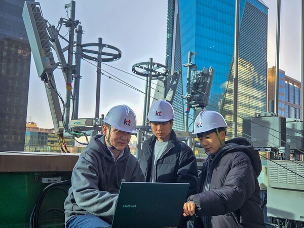 KT 직원이 AI-RAN 기반 상용 통신망 테스트를 진행하는 모습 / 사진 KT