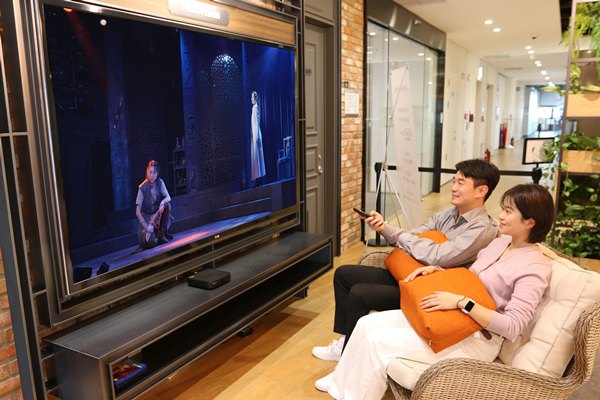 LG헬로비전 방송으로 대학로 뮤지컬을 시청하는 모습 / 사진 LG헬로비전