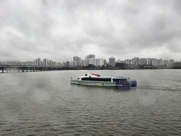 시범 운항중인 한강버스 모습 / 사진 이진 기자