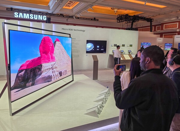 관람객이 미국 라스베이거스에서 열리는 세계 최대 전자 전시회 