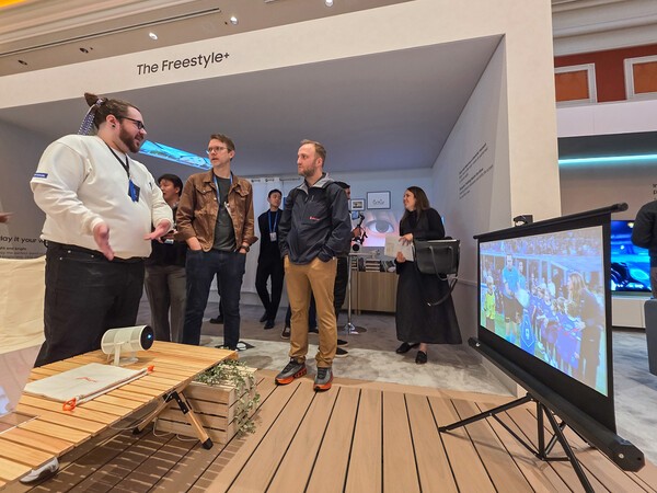 관람객이 미국 라스베이거스에서 열리는 세계 최대 전자 전시회 