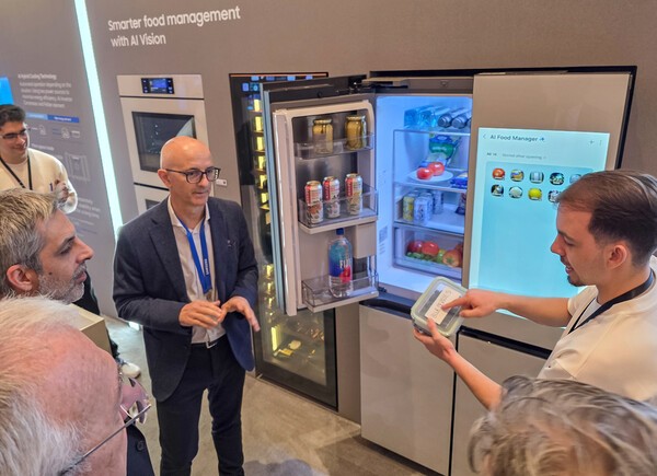 관람객이 미국 라스베이거스에서 열리는 세계 최대 전자 전시회 