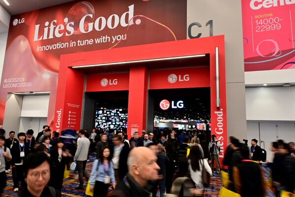 6일(현지시각) 미국 라스베이거스에서 열리고 있는 LG전자 전시관에 관람객들이 북적이고 있다. / 사진 LG전자