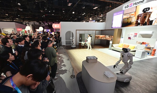 관람객들이 LG전자의 홈 로봇 ‘LG 클로이드’와 로봇의 관절 역할을 하는 액추에이터 브랜드 ‘LG 액추에이터 악시움’을 경험하고 있다. / 사진 LG전자