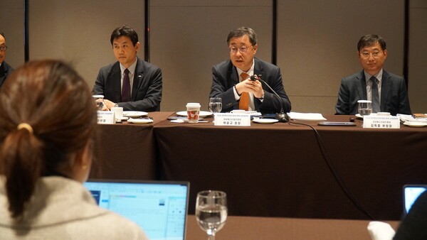 박윤규 정보통신산업진흥원장(가운데)이 21일 서울 양재 엘타워에서 열린