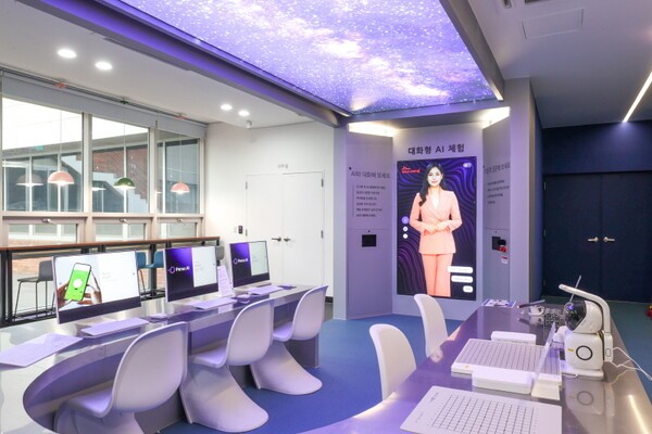 페르소 AI 휴먼 스테이션이 한 기업의 업무 공간에 설치된 모습 / 사진 이스트소프트