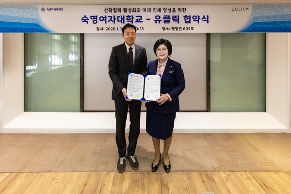 김철 유클릭 대표(왼쪽)와 문시연 숙명여대 총장 / 사진 유클릭