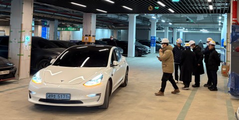 반포 래미안 트리니원 지하주차장에서 자동 호출을 시연하는 모습 / 사진 참슬테크