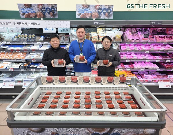 (왼쪽부터) 이수명 수협중앙회 팀장, 김대현 GS리테일 수산MD, 김승민 에이치엔 대표가 