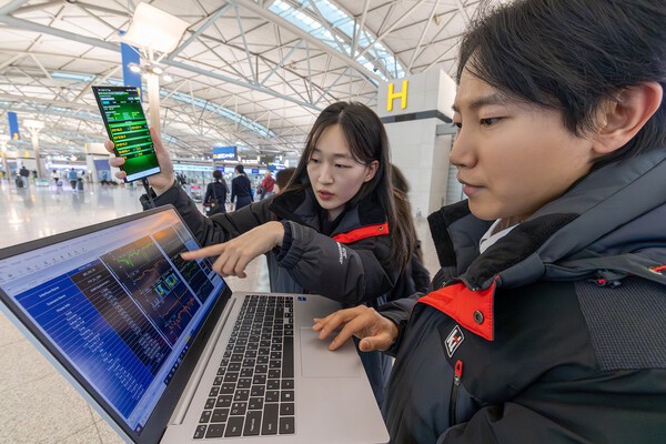 KT 직원이 인천 공항에서 네트워크 현황을 점검하는 모습 / 사진 KT