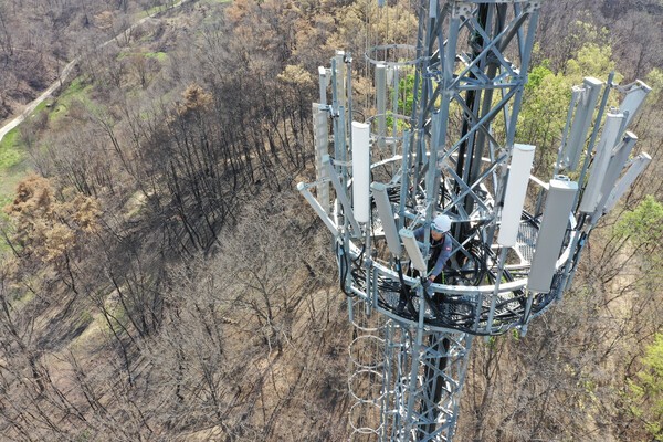 산 위에 설치된 통신용 기지국 모습 / 사진 KT