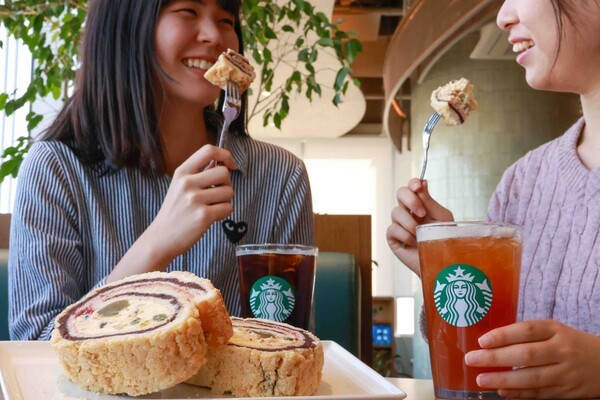 모델이 스타벅스 코리아가 출시한 맘모롤을 즐기는 모습 / 사진 스타벅스