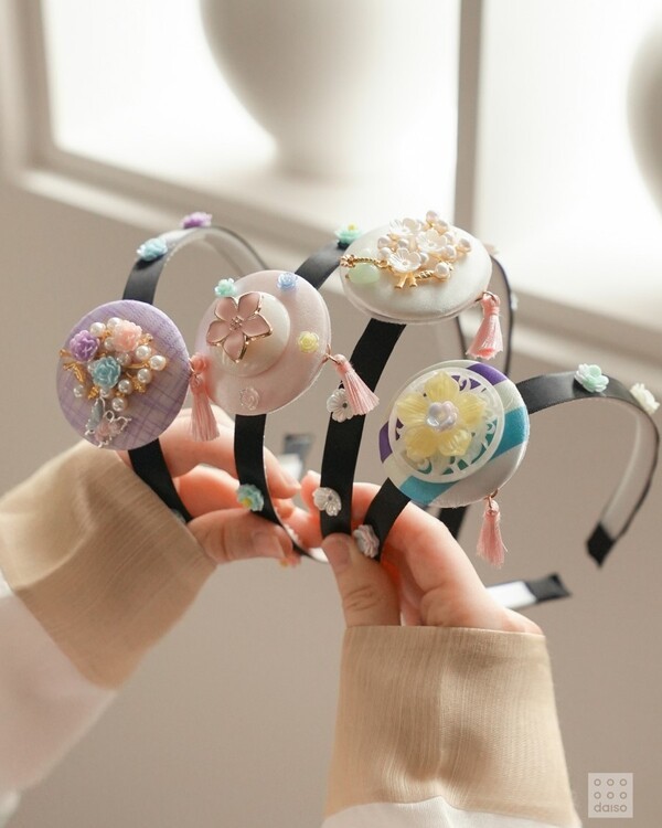 다이소가 설 명절을 맞아 판매하는 전통꽃 머리띠 모습 / 사진 아성다이소