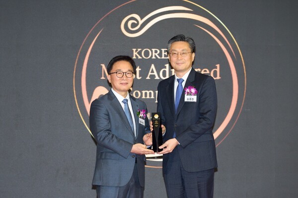 김종헌 풀무원 경영기획실장(오른쪽)이 한수희 한국능률협회컨설팅 대표로부터 ‘한국에서 가장 존경받는 기업’ 올스타(All Star) 상패를 전달받고 있다. / 사진 풀무원