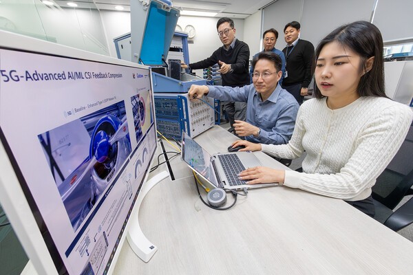 KT 직원이 AI 기반 차세대 무선 송수신 기술을 시연하고 있다. / 사진 KT