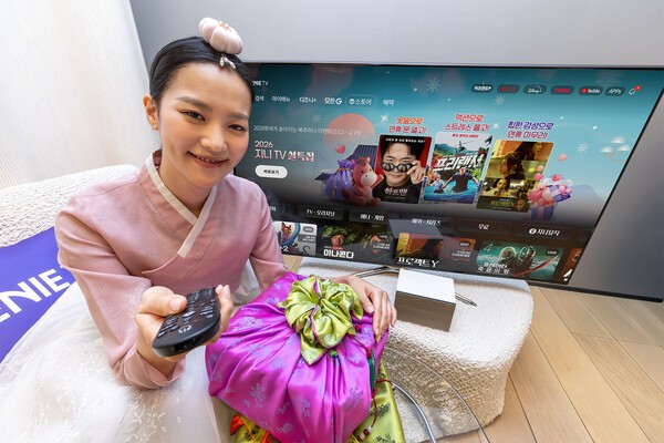 KT 모델이 설 연휴를 맞아 지니TV가 진행하는 영화·키즈 콘텐츠 특집을 소개하고 있다. / 사진 KT