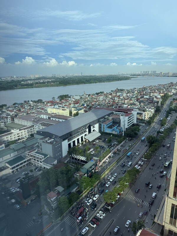 홍강을 따라 주거지가 밀집돼 있는 하노이 / 사진 장엘리