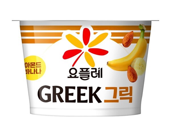 빙그레의 고단백 그릭요거트 신제품 ‘요플레 그릭 아몬드바나나’ / 사진 빙그레