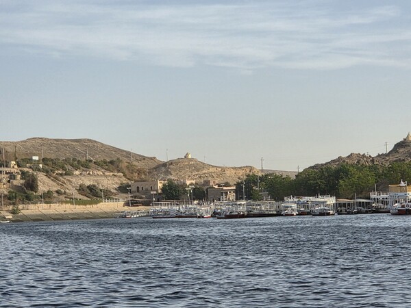 나일강을 따라 늘어선 항구 뒤로 필레 신전이 보인다. / 사진 장엘리 교수