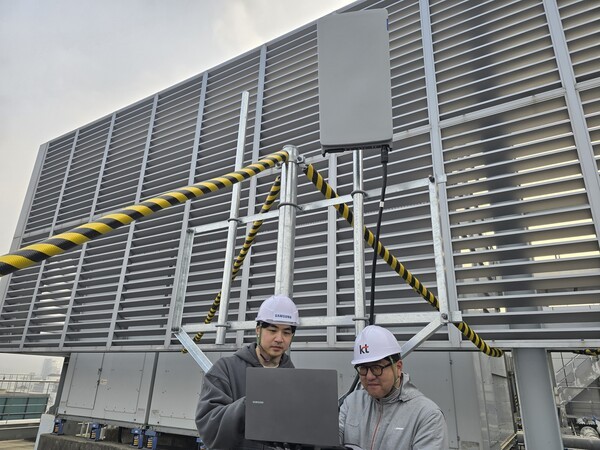 KT와 삼성전자 관계자가 6G 기술을 검증하는 모습 / 사진 KT