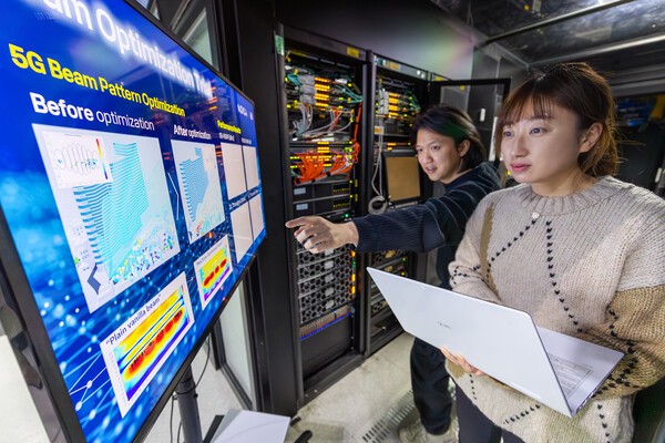KT 관계자가 AI 기반 빔패턴 최적화 기술을 살펴보는 모습 / 사진 KT