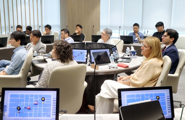 카카오모빌리티의 모빌리티 기술에 대해 바이어들에게 설명하는 모습 / 사진 카카오모빌리티