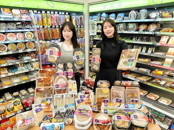 CU 모델이 피빅 더 키친 및 득템 간편식 시리즈를 소개하고 있다. / 사진 BGF리테일