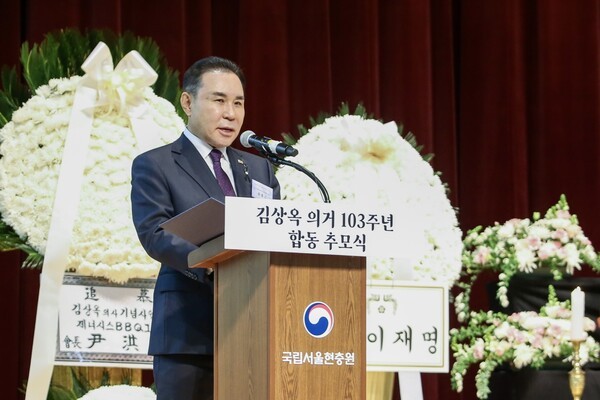 사단법인 김상옥의사기념사업회 회장인 윤홍근 제너시스BBQ 그룹 회장이 ‘김상옥 의사 의거 103주년 합동 추모식’에서 인삿말을 하고 있는 모습 / 사진 제너시스BBQ