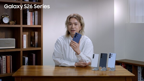 LG유플러스 직원이 갤럭시S26 시리즈 사전예약 판매를 소개하는 모습 / 사진 LG유플러스