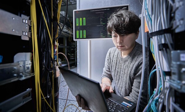 SKT 직원이 차세대 기지국 ‘AI-RAN’ 실증에 나선 모습 / 사진 SKT