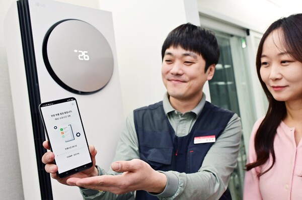 LG전자 직원이 휘센 에어컨 사전점검 서비스를 진행하는 모습 / 사진 LG전자
