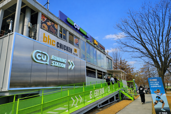 CU가 서울 여의도 한강 인근에 러닝 스테이션 콘셉트의 시그니처 편의점(CU 한강르네상스여의도3호점)을 업계 최초로 오픈한다고 3일 밝혔다. / 사진 BGF리테일