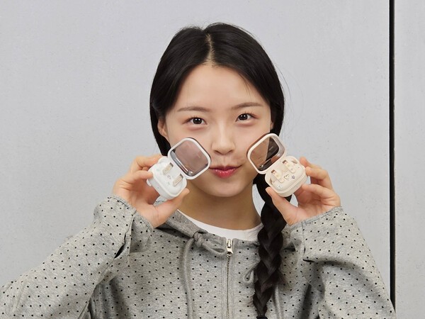 삼성전자 모델이 갤럭시 버즈 커스텀 랩을 소개하고 있다. / 사진 삼성전자