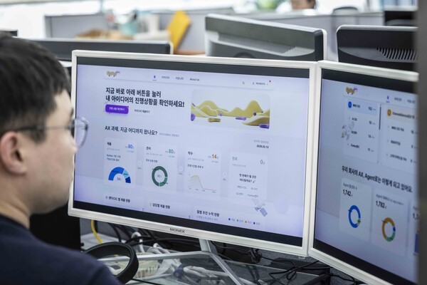 SKT 직원이 업무에 AI 에이전트를 활용하는 모습 / 사진 SK텔레콤