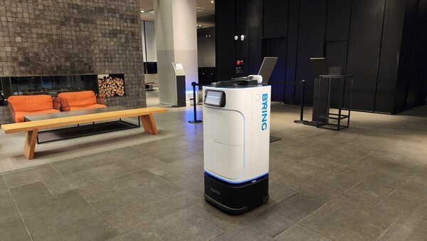 카카오모빌리티 로봇 서비스 ‘브링(BRING)’이 호텔에서 고객에게 어메니티를 배송하기 위해 이동하는 모습 / 사진 카카오모빌리티