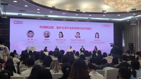 안해조 모아 대표가 중국의 아이치이, 홍콩의 VIU 등과 어깨를 나란히 하며 토론회에 참여했다. 토론회 장은 300명이 넘는 인파로 북새통을 이뤘다. / 사진 이진 기자